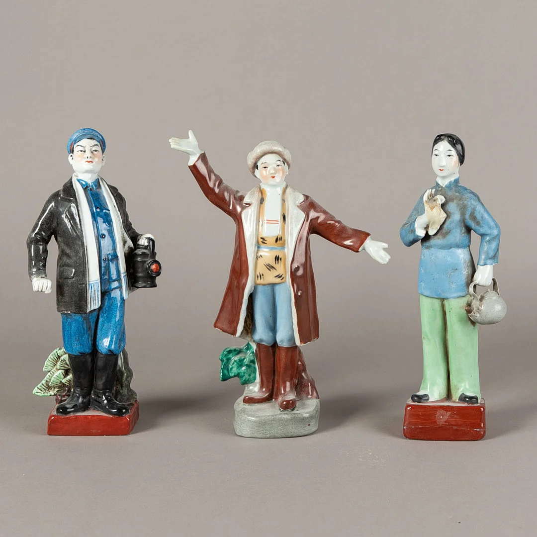 Kleine Sammlung, drei Figuren, Jingdezhen, 2. Hälfte 20. Jh. — Asiatica — Stockholms Auktionsverk Hamburg