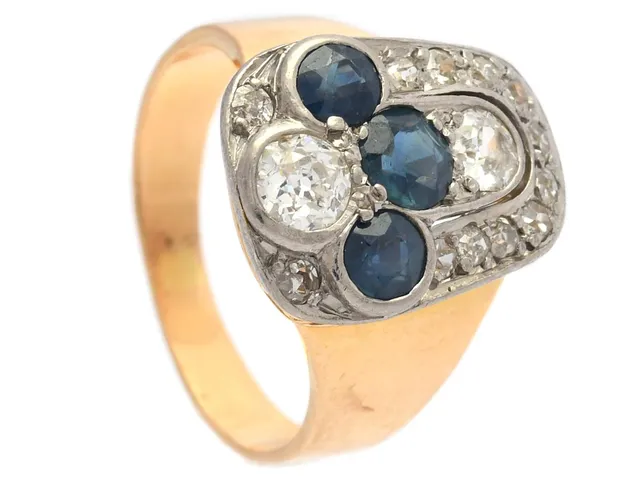 ENGELBERT, ring, 18K guld/vitguld, 3 safirer ca 0,90 ctv, 14 gammalslipade diamanter ca 0,80 ctv, Stockholm 1960, stl 16,5+ mm, vikt 7,7 g, den större safiren rör sig i fattningen, safirerna har slitna fasettkanter, diamanterna har skador och nagg.