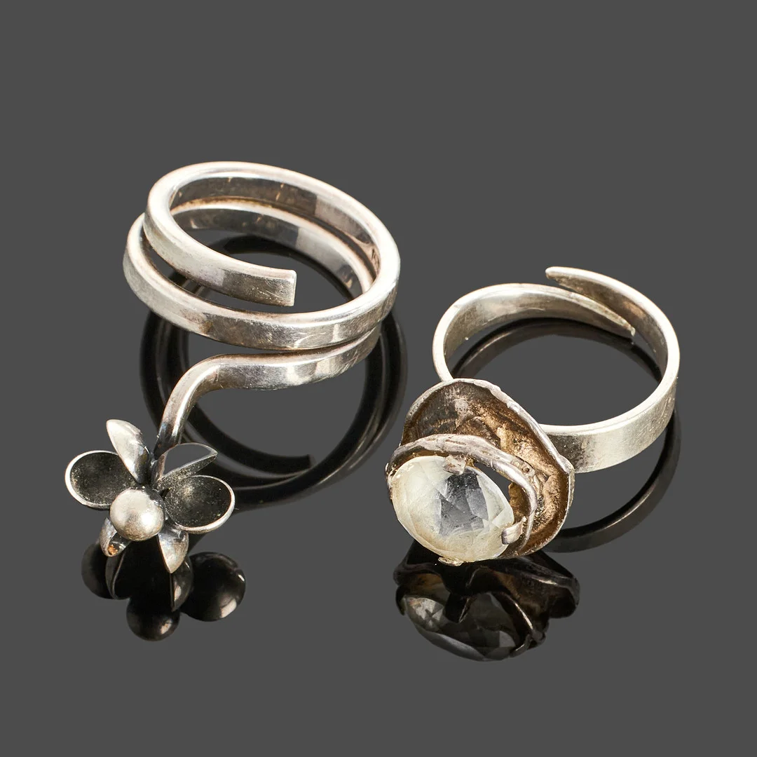RINGAR, 2 st, silver, olika modeller, Kupittaan Kulta, sannolikt Elis Kauppi samt Nordisk Kokusai, Finland, Sverige. — Rings — Crafoord Auktioner Stockholm