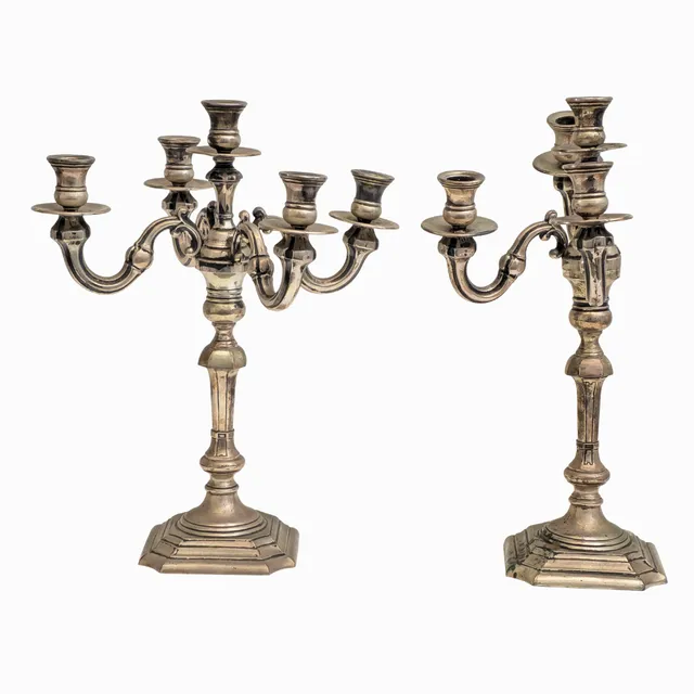 Dos candelabros de cinco luces en plata.
