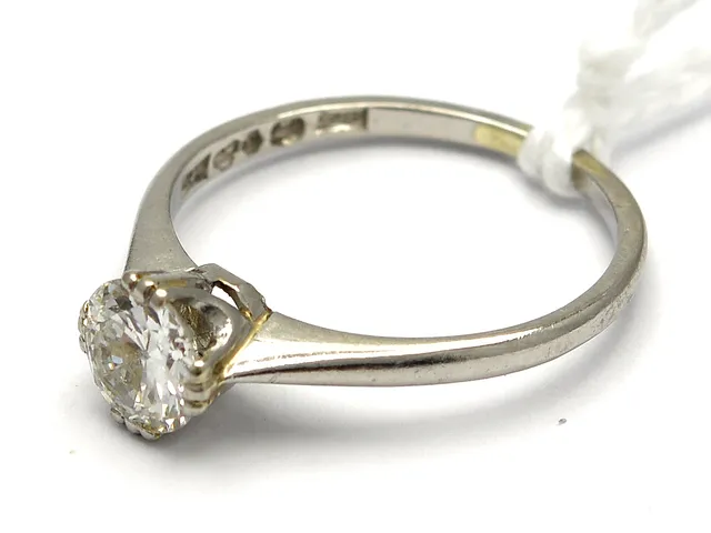 Ring VG Ø 16 ¾ med diamant 1x ca 0,70ct 18 2,6g OBS! lagad skena
