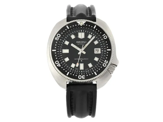 SEIKO, s.k. "Captain Willard", "Tre Kronor", Cal 6105 B, Serie nr. 573083, Boett nr. 6105-8110, herrur, 44,5 mm, stål, automatisk, mineralglas, datum, gravyr (Tre Kronor), gummiband, ca 1975.