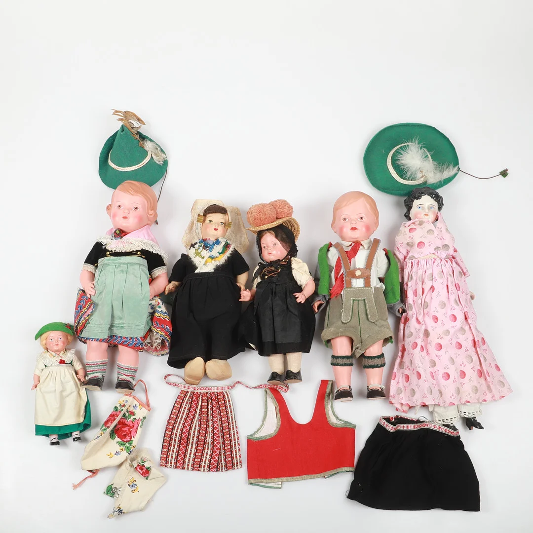 DOCKOR, 6 stycken, celluloid/porslin, bl. a. Schildkröt, 1900-talets mitt. — Dolls & Teddybears — Helsingborgs Auktionskammare