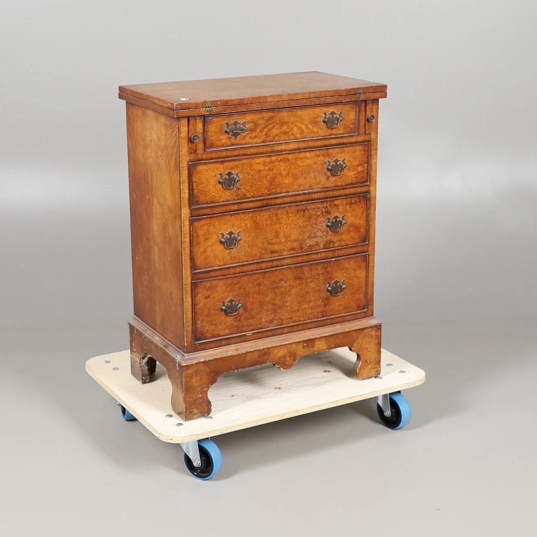A BEVAN FUNNELL REPRODUCTION BATCHELOR'S CHEST. — Chests of drawers — Lawrences Auctioneers