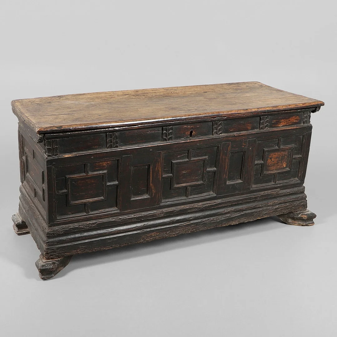AN ITALIAN WALNUT CASSONNE. — Chests of drawers — Lawrences Auctioneers