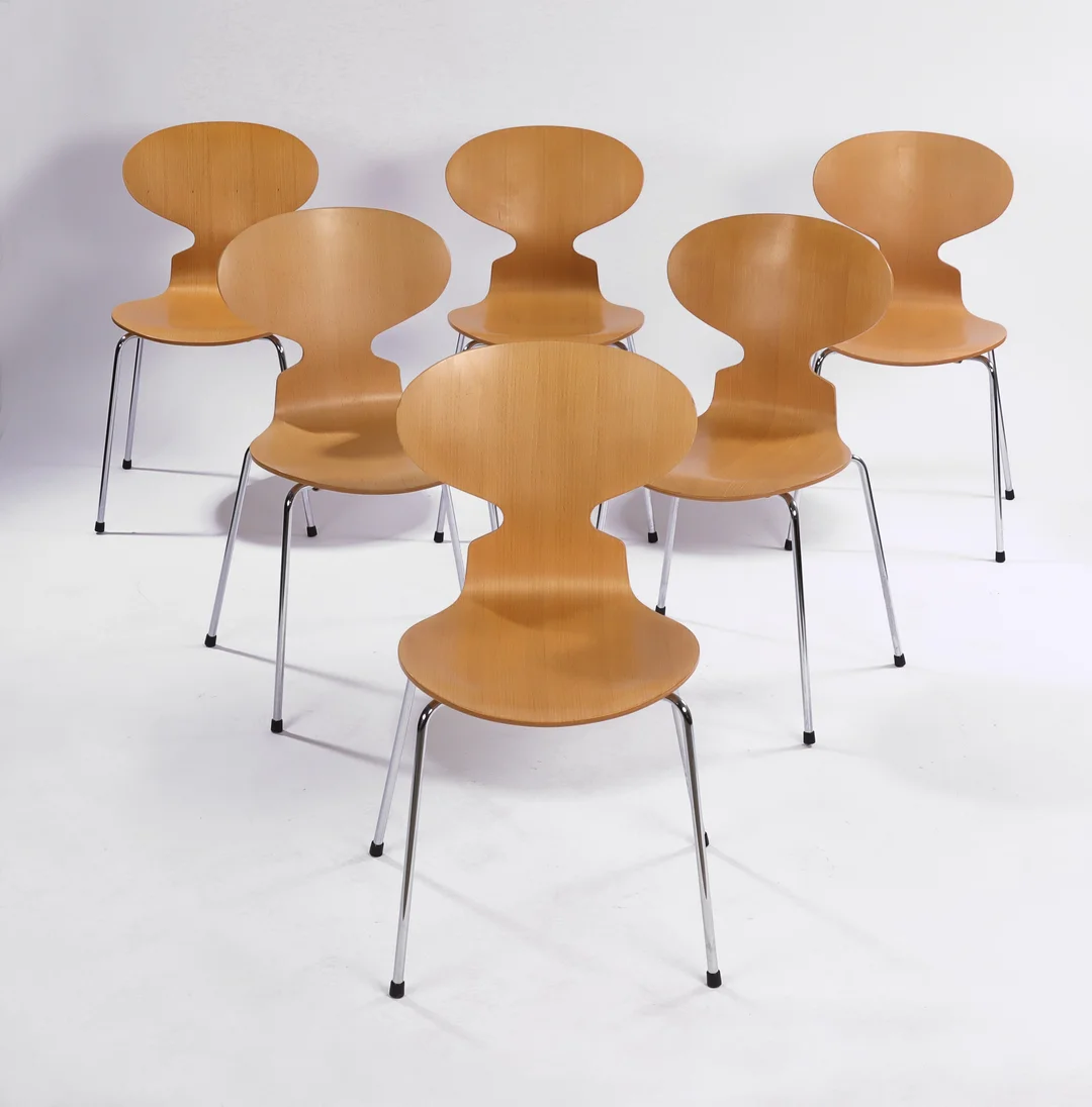 Arne Jacobsen. A set of six chairs, 'The Ant', model 3101 Shells of veneered beech. (6) — Furniture/Chairs — Lauritz