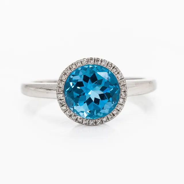 Ring, fasettslipad topas, åttkantslipade diamanter, 18K vitguld.