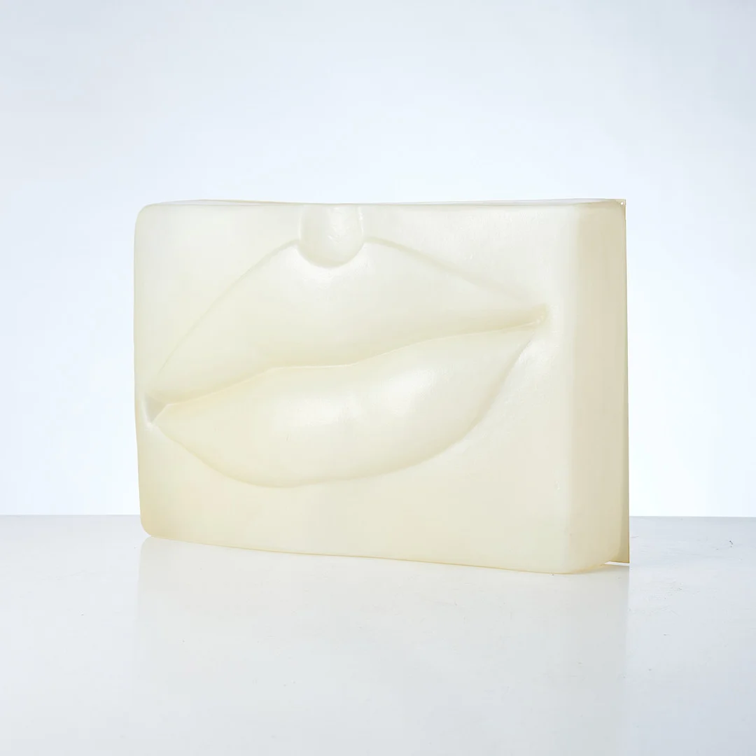 HERTHA HILLFON (1921-2013). Skulptur/väggrelief, i form av mun, multipel, formsprutad ofärgad plast. — Sculptures & Bronzes — Stockholms Auktionsverk Magasin 5
