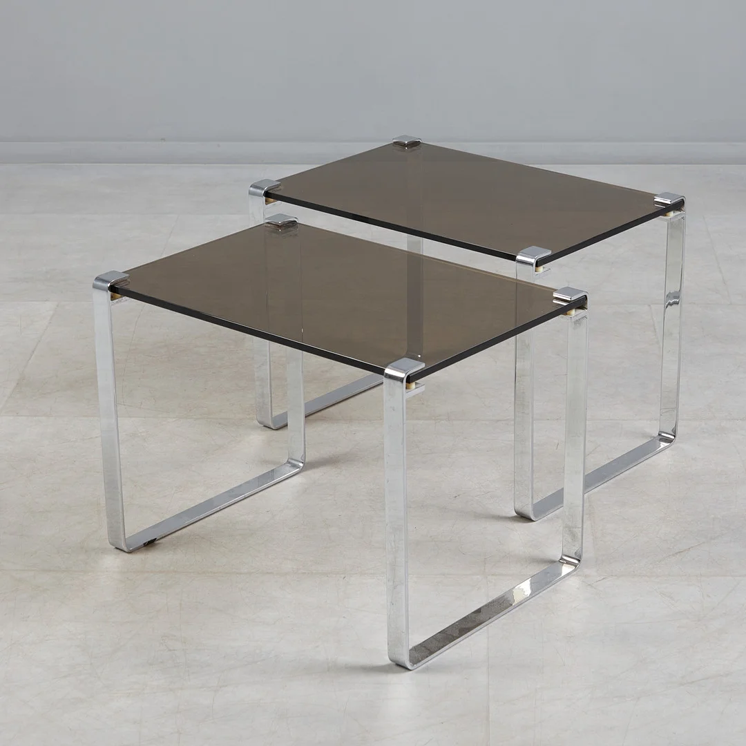 Paar Couchtische / Beistelltische, Stahl, verchromt, Rauchglas (2). — Coffee Tables — Stockholms Auktionsverk Köln