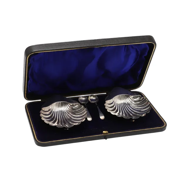A CASED PAIR OF LATE VICTORIAN SILVER SALTS.