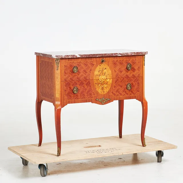 BYRÅ. Gustaviansk stil, 1900 talets mitt, fanér, intarsiadekor, konturerad stenskiva i levanto rosso.