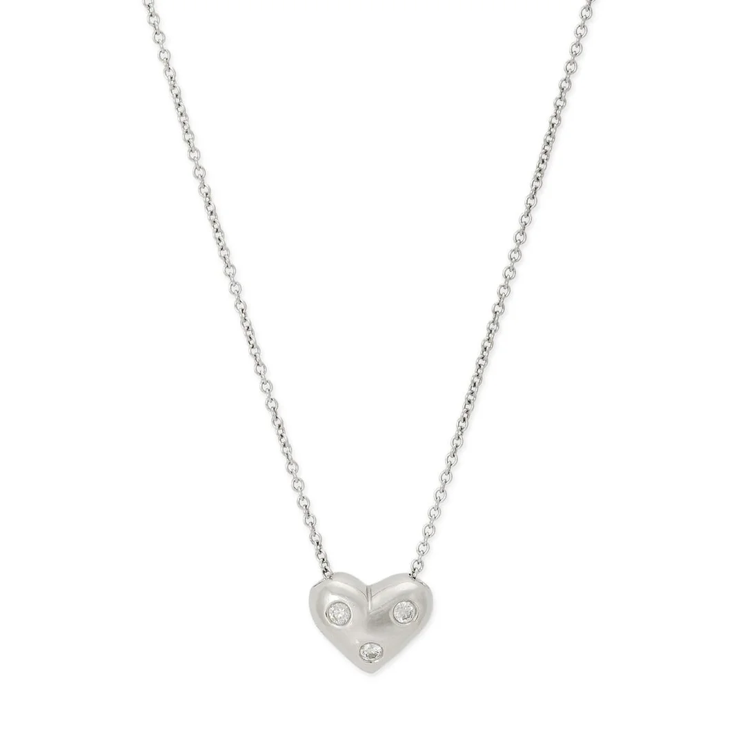 An “Etoile Heart” necklace with a heart-shaped diamond pendant set with three brilliant-cut diamonds weighing a total of app. 0.06 ct, mounted in platinum. Weight app. 4.5 g. L. 41 cm. — Jewellery/Necklaces & pendants — Bruun Rasmussen