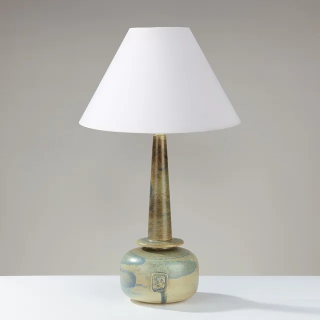 DANSK KERAMIK: Høj bordlampe af keramik dekoreret med relief og glaseret i grønne/blå nuancer, Danmark, 1900-tallets anden halvdel.