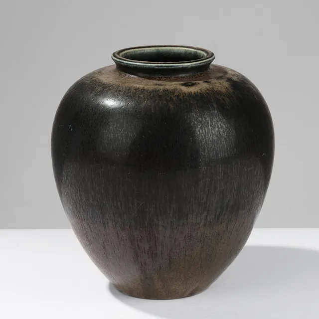 CARL HALIER (1873-1948). Unik stentøjsvase glaseret i overvejende sort og gråbrune nuancer, Royal Copenhagen, Danmark, dateret 1937.