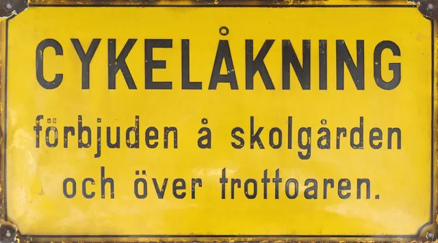 EMALJSKYLT, "Cykelåkning förbjuden å skolgården…", 1900-tal.