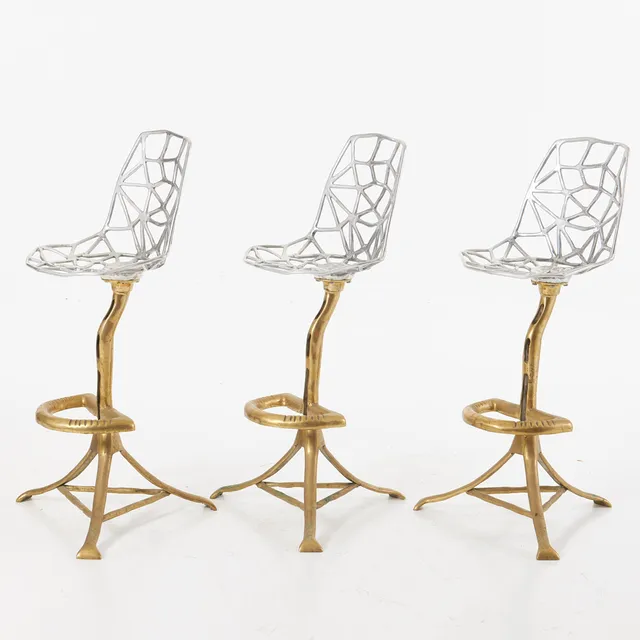 DAVID MARSHALL. barstolar, 3 st, 1990-tal, 3-delad pelarfot i mässing, genombruten sits i vitmetall.