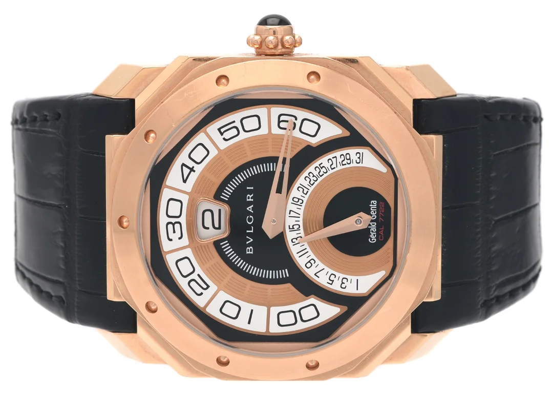 BVLGARI, Octo Retrogradi, "Gérald Genta", Cal GG7722, Verk nr. 06201 Serie nr. 133203, kronograf, herrur,42 x 42 mm, 18K rosa guld, automatisk, digital timvisning, minutvisare med retrogradfunktion, glasbaksida, integrerat läderband, viklås (18K rosa guld), ca 2007, ställpinne, box, ytterkartong. — Klockor/Bvlgari — Kaplans