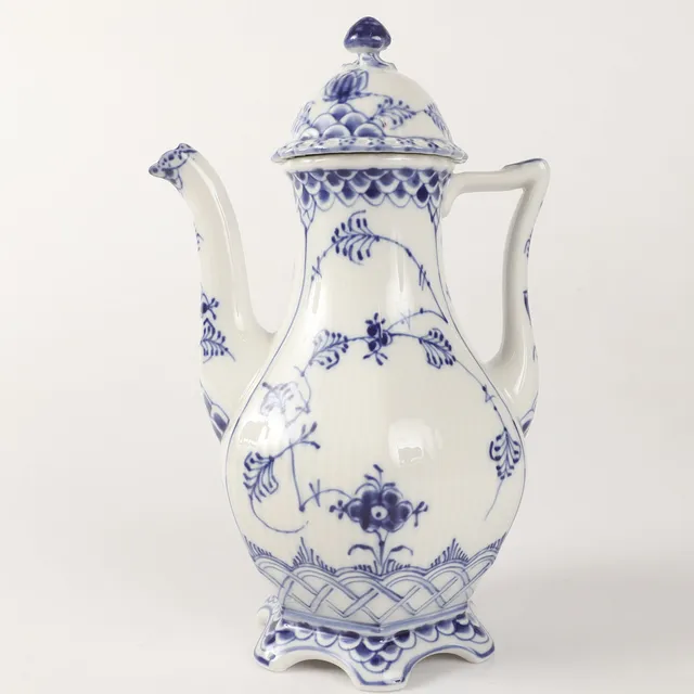 KAFFEKANNA, "Musselmalet", porslin, Royal Copenhagen, Danmark, nr 1202.