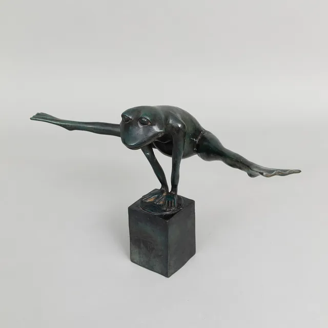 ART PEOPLE GALLERY, SWEDEN. "Look at my legs", grönpatinerad brons, stämplad APG.