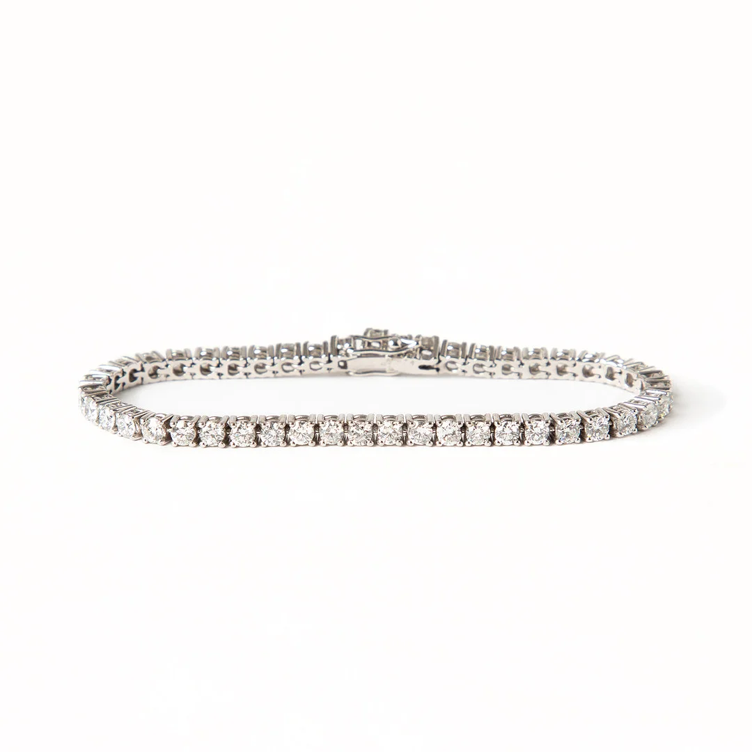 ARMBAND, sk tennisarmband, 18K vitguld med briljantslipade diamanter totalt ca 4.40 ct. — Bracelets — Stockholms Auktionsverk Göteborg