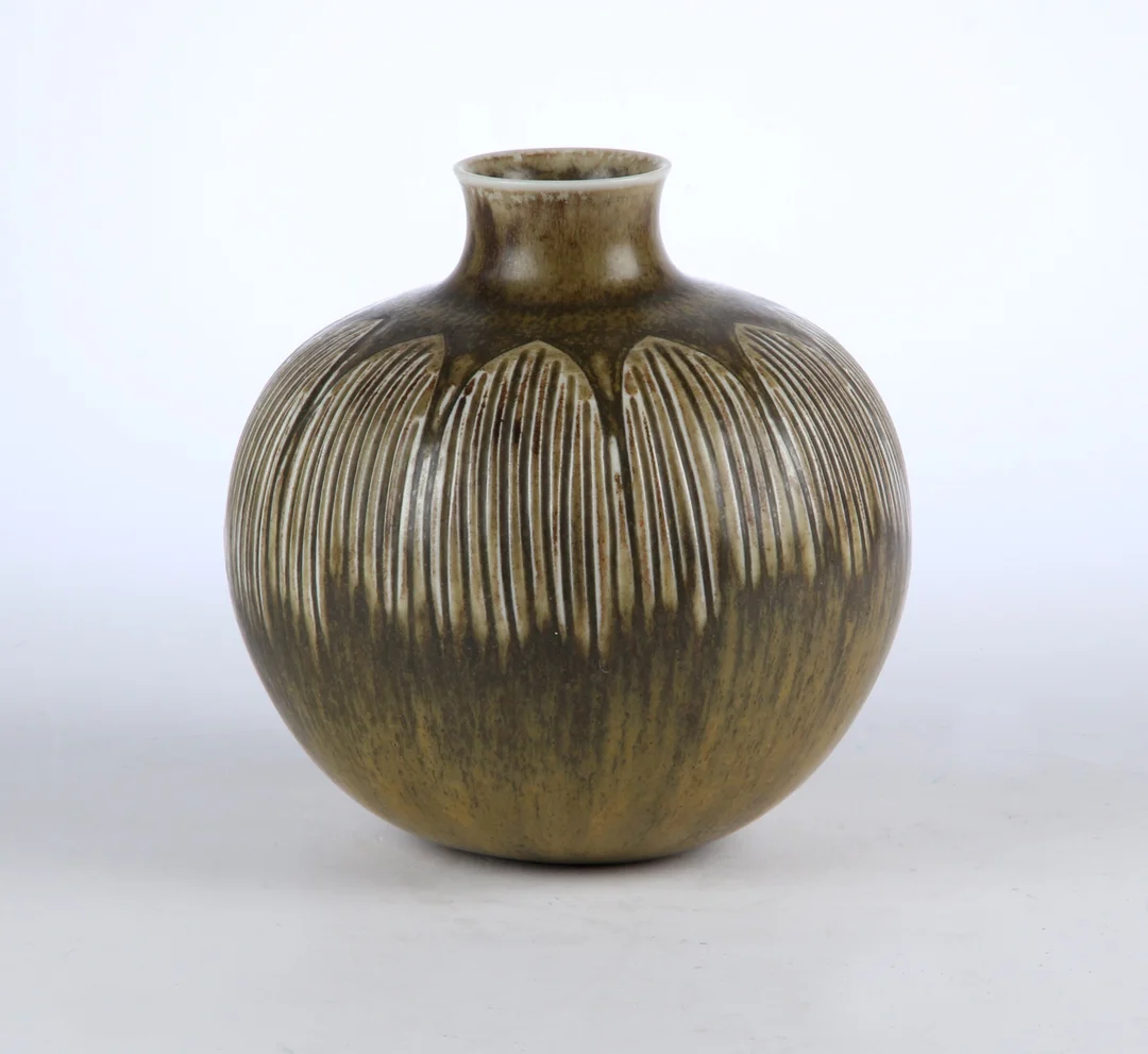 Gerd Bøgelund for Royal Copenhagen. Porcelain vase — Glass, porcelain and ceramics/Vases, bowls, dishes — Lauritz