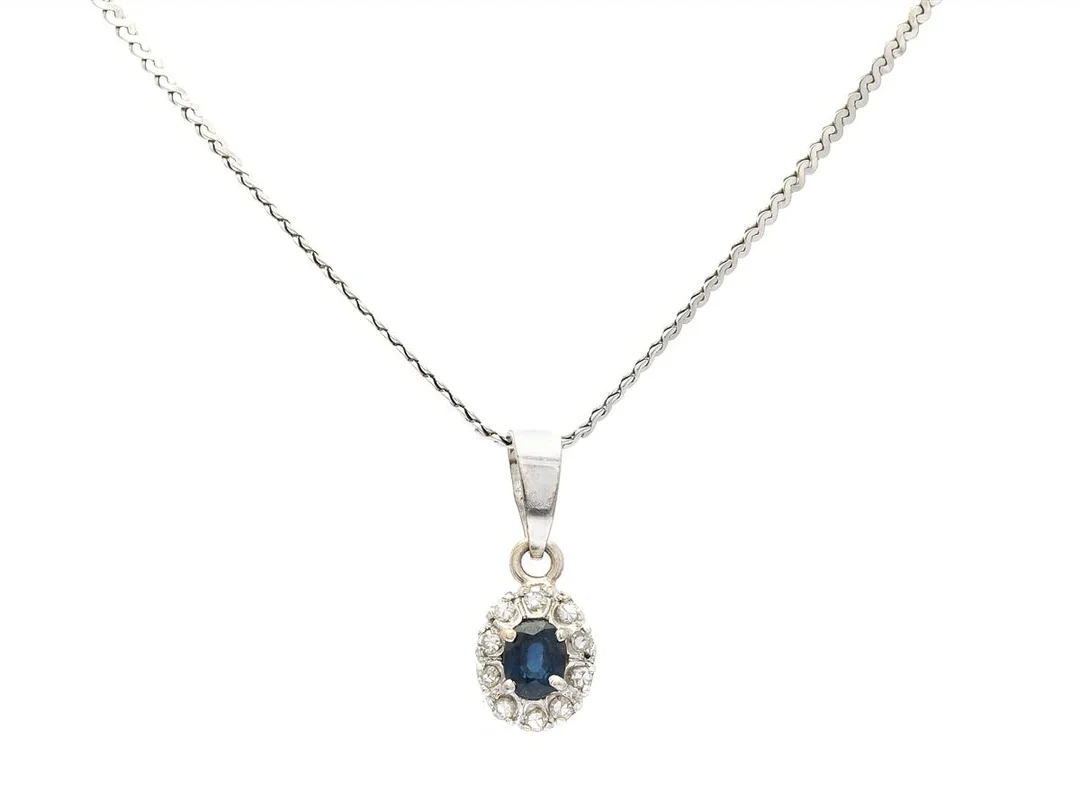 CARMOÈHÄNGE MED KEDJA, 18K vitguld, ovalslipad safir, åttkantslipade diamanter ca 0,10 ctv, ca W/VS-SI, längd 38 cm, vikt 3,2 g. — Smycken/Hänge med kedja — Kaplans