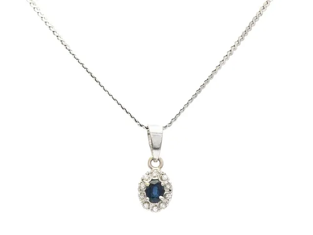 CARMOÈHÄNGE MED KEDJA, 18K vitguld, ovalslipad safir, åttkantslipade diamanter ca 0,10 ctv, ca W/VS-SI, längd 38 cm, vikt 3,2 g.