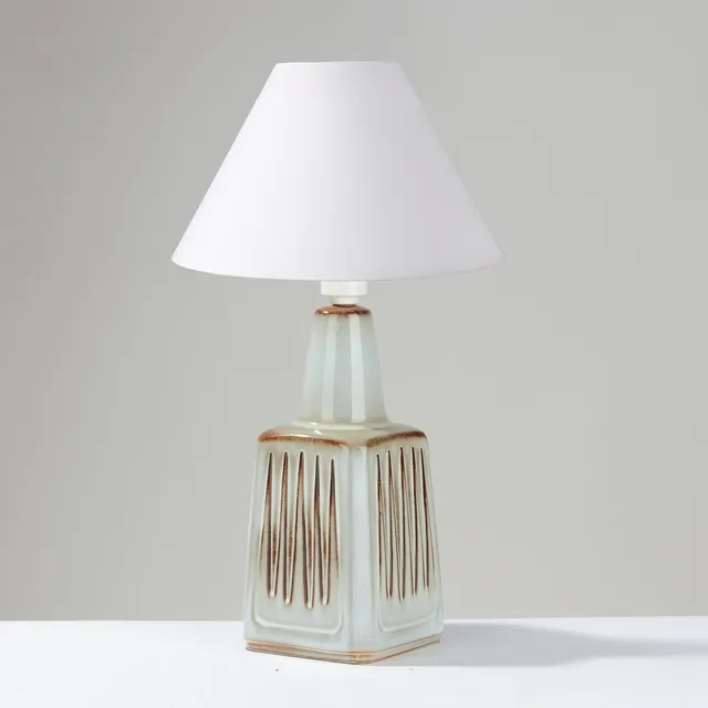 EINAR JOHANSEN (1906-1980). Bordlampe af stentøj, Søholm, model 1096-2, Danmark, 1950/1960'erne.