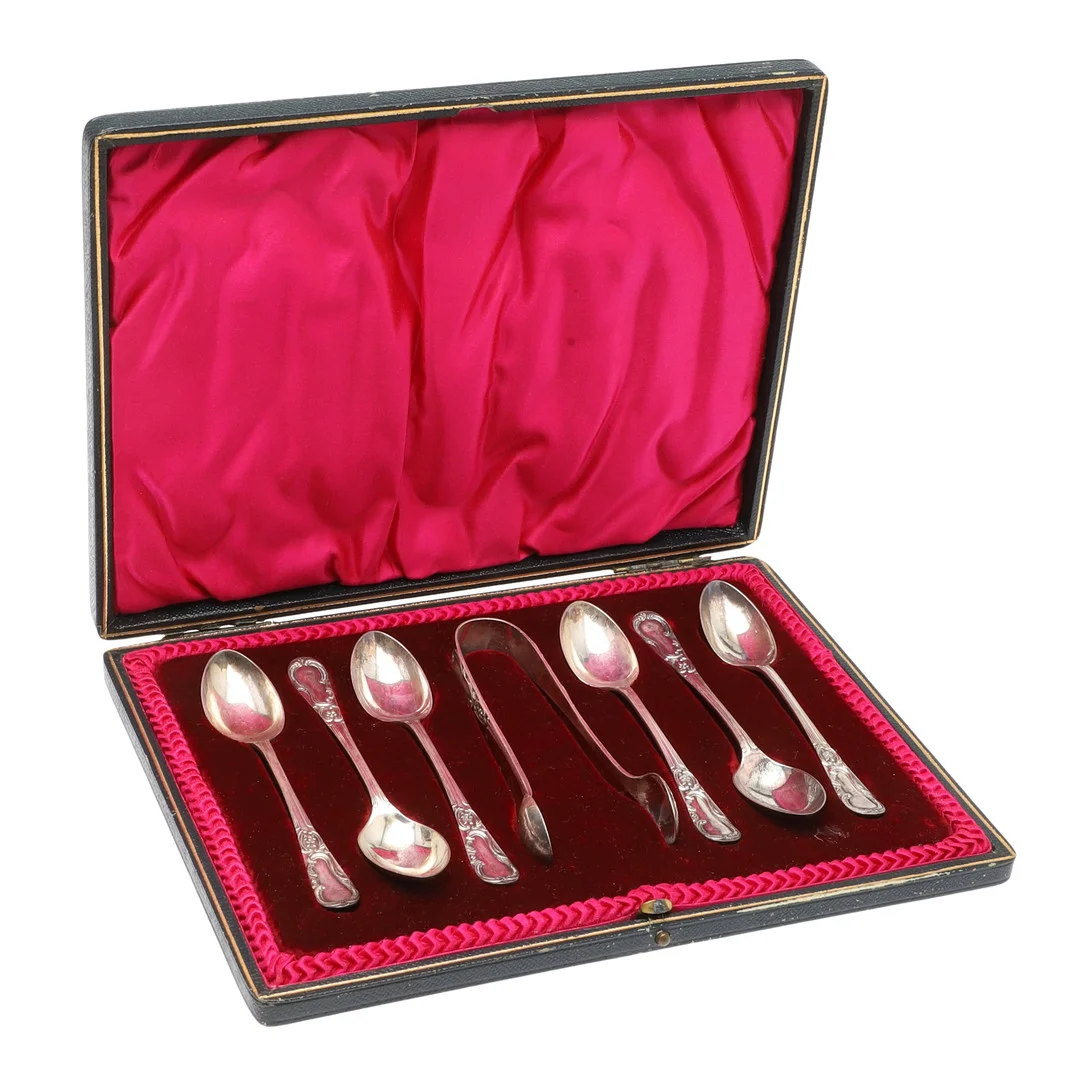 AN EDWARDIAN CASED SET OF SIX SILVER TEASPOONS AND MATCHING SUGAR TONGS. — Silver — Lawrences Auctioneers