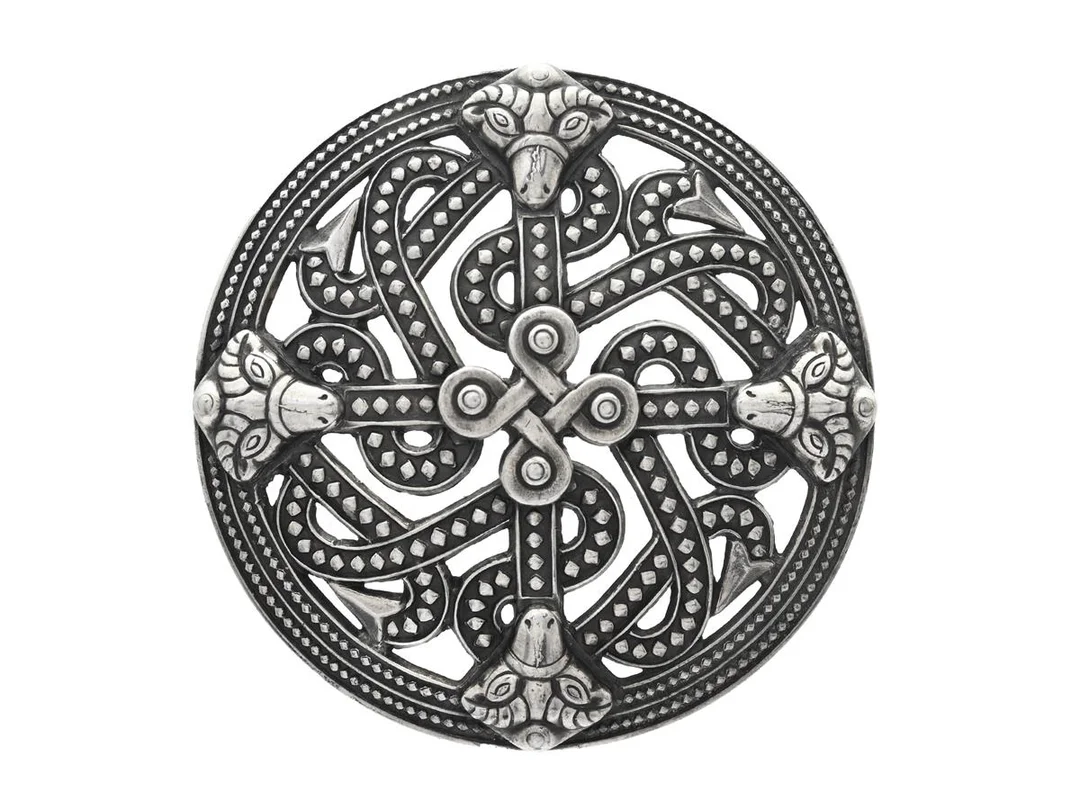 KALEVALA KORU, brosch, silver, Finland 1968, diameter 5,0 cm, vikt 17,4 g. — Smycken/Brosch — Kaplans