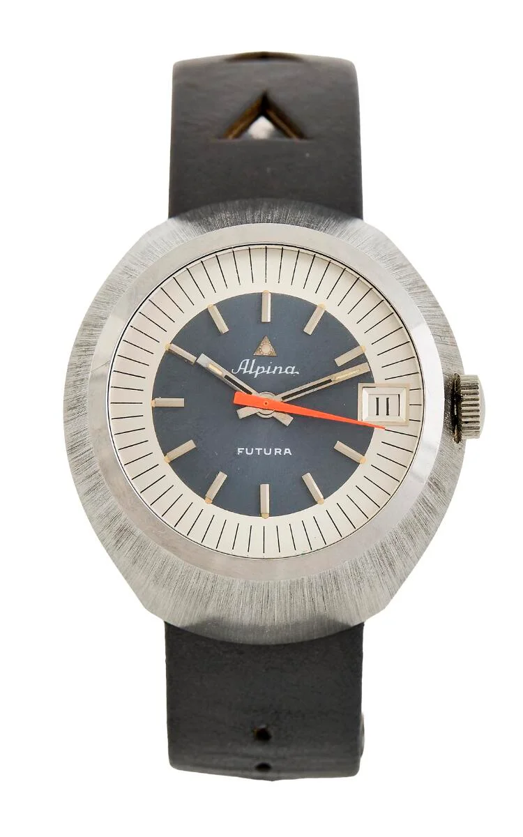 “Drivers” Futura of steel. Mechanical movement with automatic winding and date indication. Grey calfskin strap with Alpina C-clasp of steel. Ø 35 mm. 1970s. — Clocks & watches/Wristwatches — Bruun Rasmussen