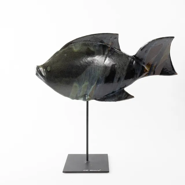 CURT MAGNUS ADDIN. Skulptur, fisk, glaserad keramik på metallställning.