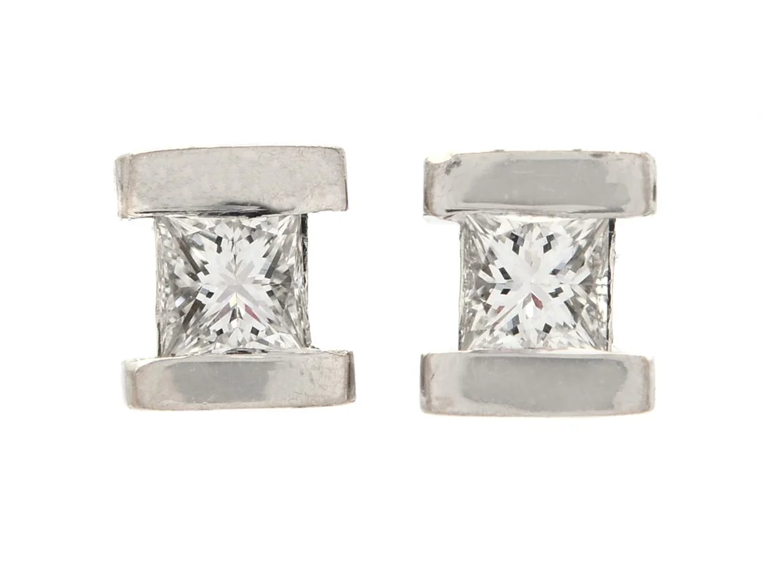 ENSTENSÖRHÄNGEN, 18K vitguld, prinsesslipade diamanter ca 0,08 ctv, ca W/VS, mått 3,5 x 4,0 mm, vikt 1,4 g, stift. — Smycken/Enstensörhängen — Kaplans