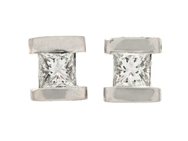 ENSTENSÖRHÄNGEN, 18K vitguld, prinsesslipade diamanter ca 0,08 ctv, ca W/VS, mått 3,5 x 4,0 mm, vikt 1,4 g, stift.