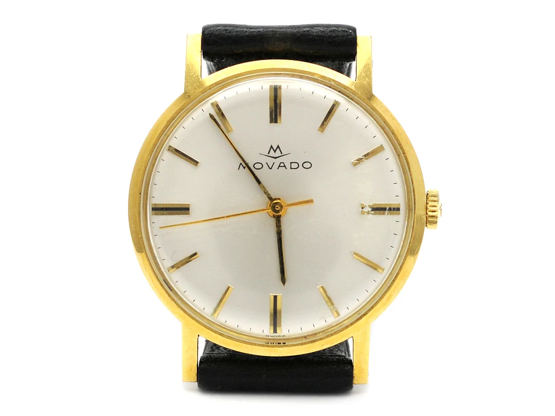 MOVADO, herrur, 34 mm, Cal 2542, Ref nr. 126214029, Boett nr. 779, 18K guld, manuell, plexiglas, skadad urtavla, gravyr, läderband, originalspänne, cert, maj 1970, box. — Klockor/Movado — Kaplans