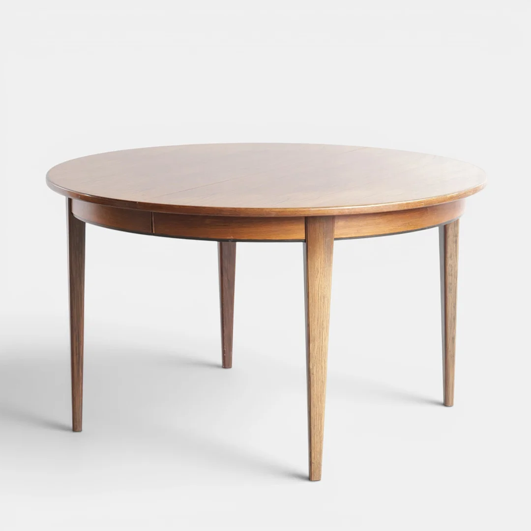 GUNNI OMANN. Cirkulært spisebord af palisander med udtræk, tilspidsede ben, to medfølgende tillægsplader. Udført hos Omann Jun's Møbelfabrik, model '55'. Danmark, 1960'erne (1+2). — Dining tables — Woxholt Auktioner