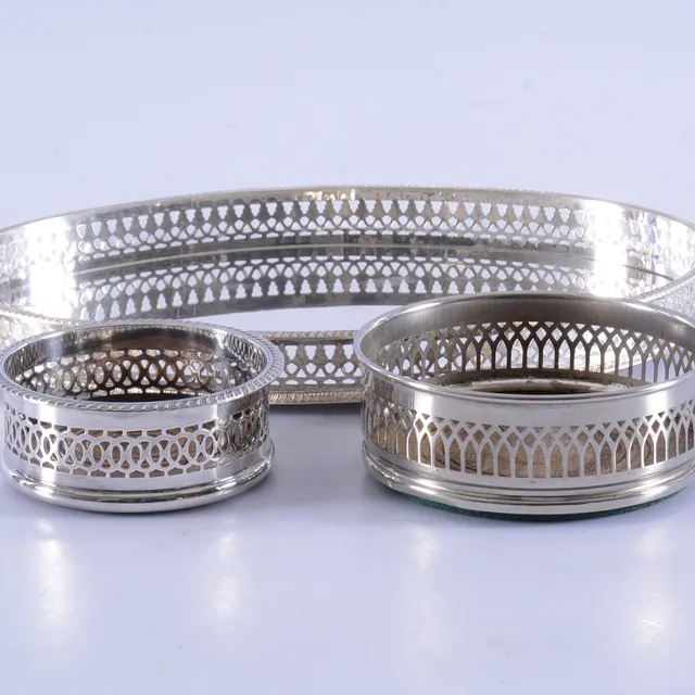 BRICKA SAMT COASTERS, 3-delar, nysilver, 1900-tal.