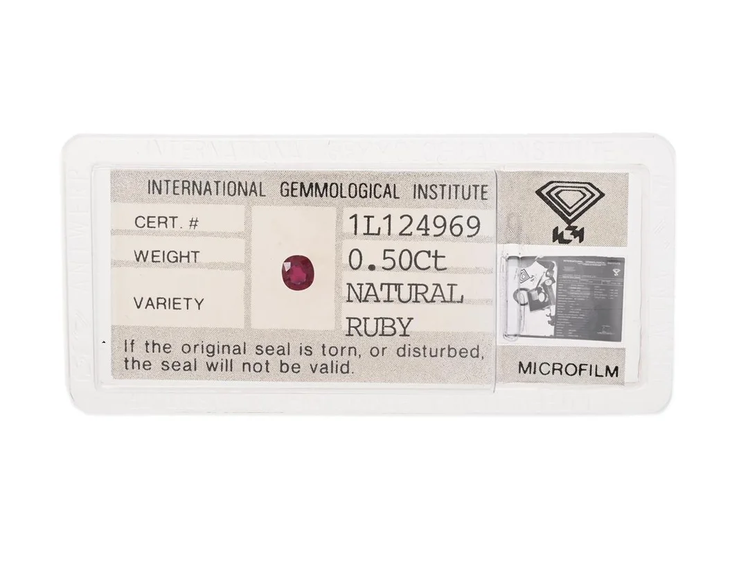 RUBIN, ovalslipad, 0,50 ct, mått 4,4 x 4,0 x 3,0 mm, IGI certifikat 1L124969, förseglat. — Ädelstenar/Rubiner — Kaplans