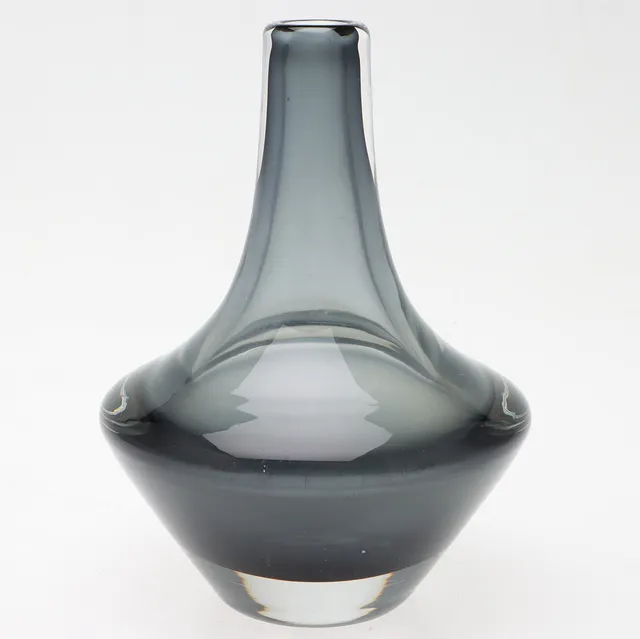 JOSEF SCHOTT. Vas, konstglas, Smålandshyttan, 1950-/1960-tal.