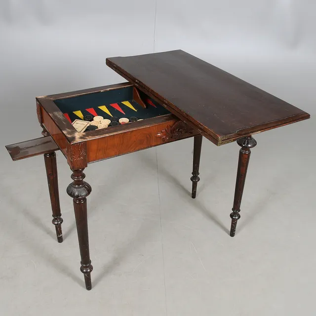 SPELBORD, valnöt, nyrenässans, sent 1800-tal.