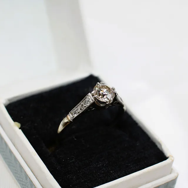 ANTIQUE OLD CUT DIAMOND SOLITAIRE RING.