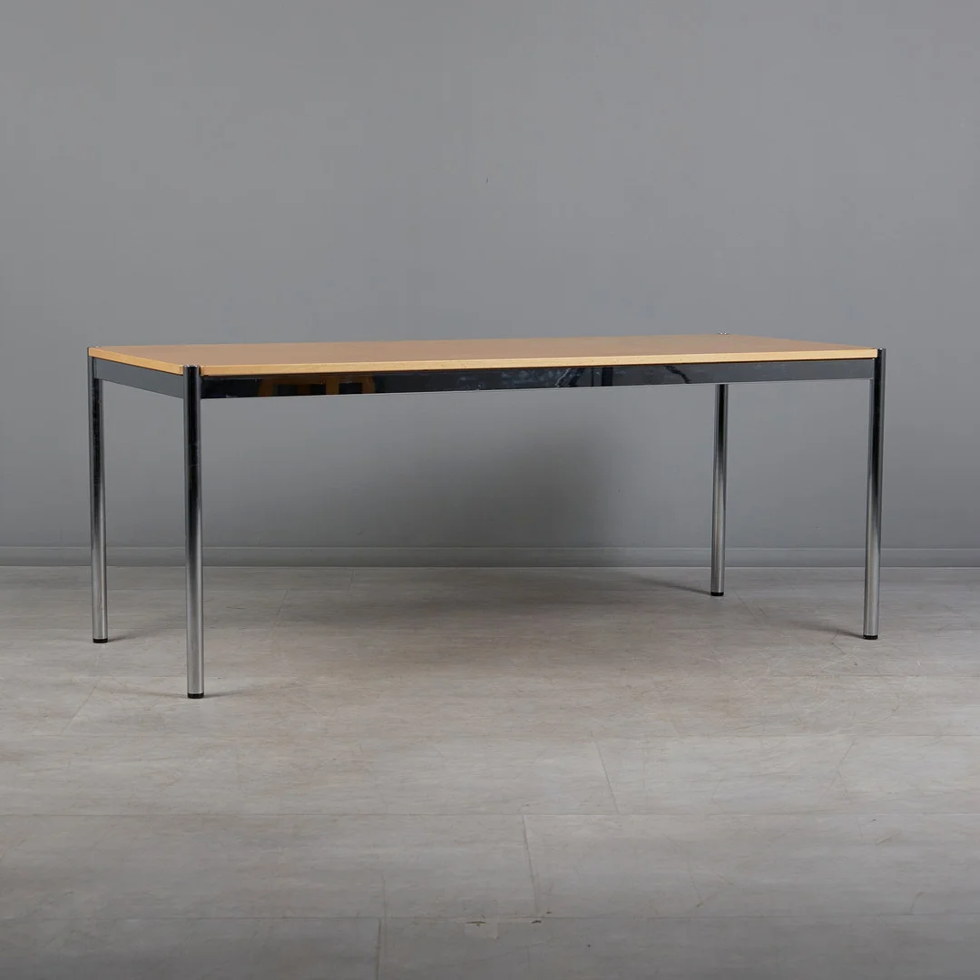 USM Haller, Schreibtisch, Stahlrohr, verchromt, Buche, Deutschland. — Desks — Stockholms Auktionsverk Köln