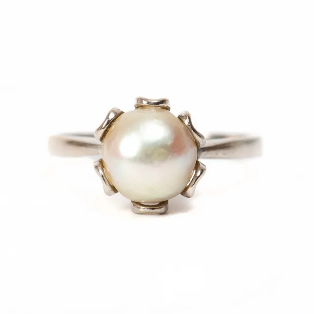 RING, 18K vitguld med odlad pärla, Bims guldsmide, Göteborg, 1965.