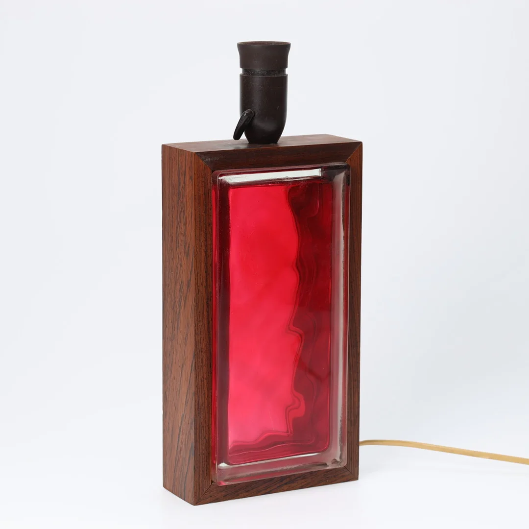 Bordlampe i palisander og farvet glas, dansk formgiver, 1900-tallets anden halvdel. — Table Lamps — Palsgaard Kunstauktioner
