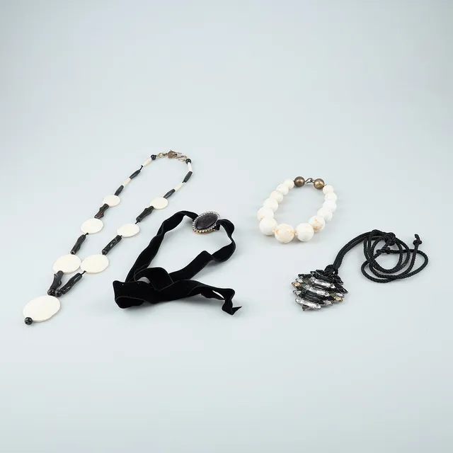 YVES SAINT LAURENT, 4 st halsband.