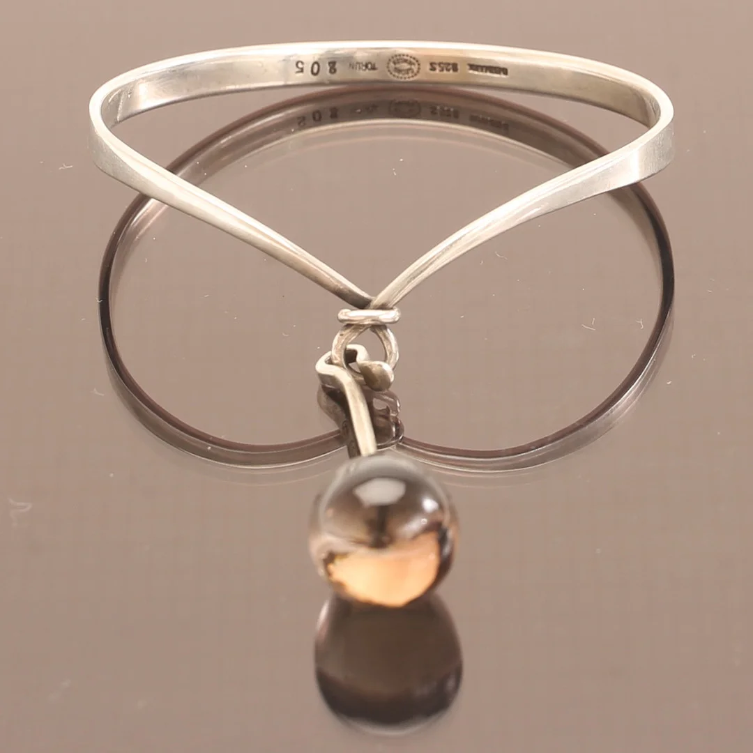 VIVIANNA TORUN BÜLOW-HÜBE. Armring med hänge, sterlingsilver för Georg Jensen, Danmark. — Bracelets — RA Auktionsverket Norrköping