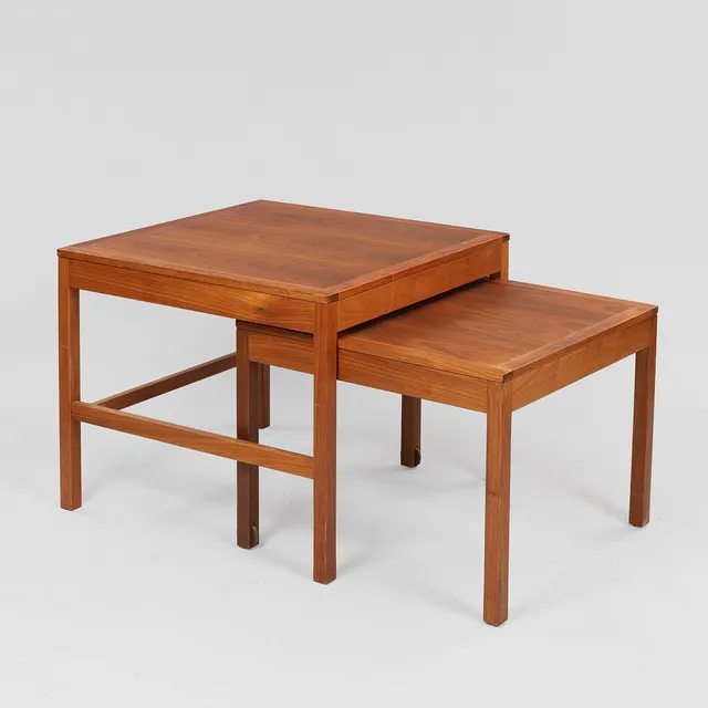 BØRGE MOGENSEN (1914-1972). Et par kvadratiske indskudsborde af teaktræ, model 1185, Frederica Stolefabrik, Danmark, (2).