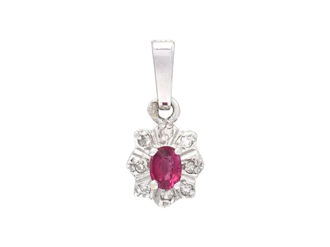 CARMOSÉHÄNGE, 18K vitguld, ovalslipad rubin ca 0,20 ct, 8 diamanter ca 0,04 ctv, vikt 0,9 g. — Smycken/Hänge — Kaplans
