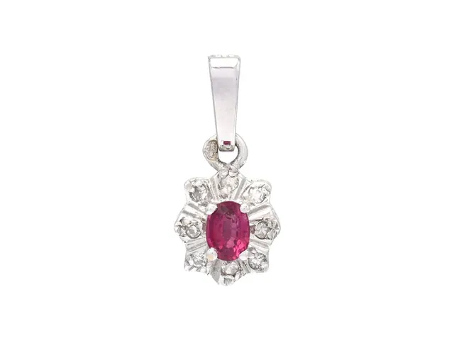 CARMOSÉHÄNGE, 18K vitguld, ovalslipad rubin ca 0,20 ct, 8 diamanter ca 0,04 ctv, vikt 0,9 g.