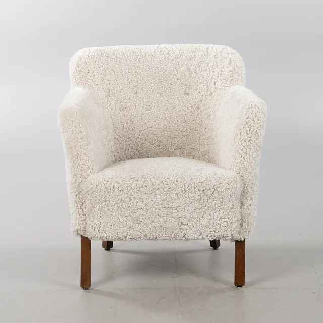 PETER HVIDT. Fåtölj, fårskinnspäls, 1940/50-tal, Fritz Hansen, Danmark.